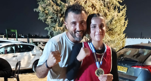 لبنى حاج يحيى من الناصرة تقوز ببطولة عيزاريا نيشر للملاكمة
